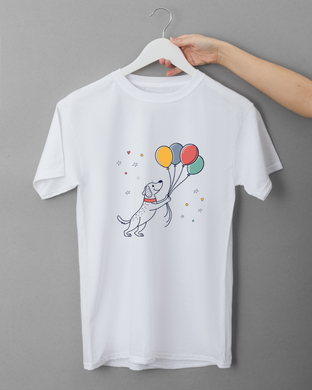 T-shirt joyeux avec chien animé jouant avec des ballons colorés en style vectoriel