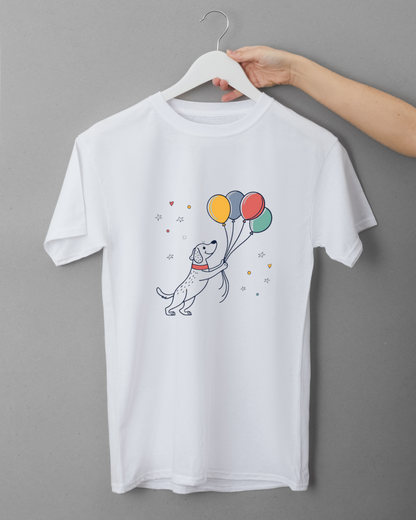 T-shirt joyeux avec chien animé jouant avec des ballons colorés en style vectoriel