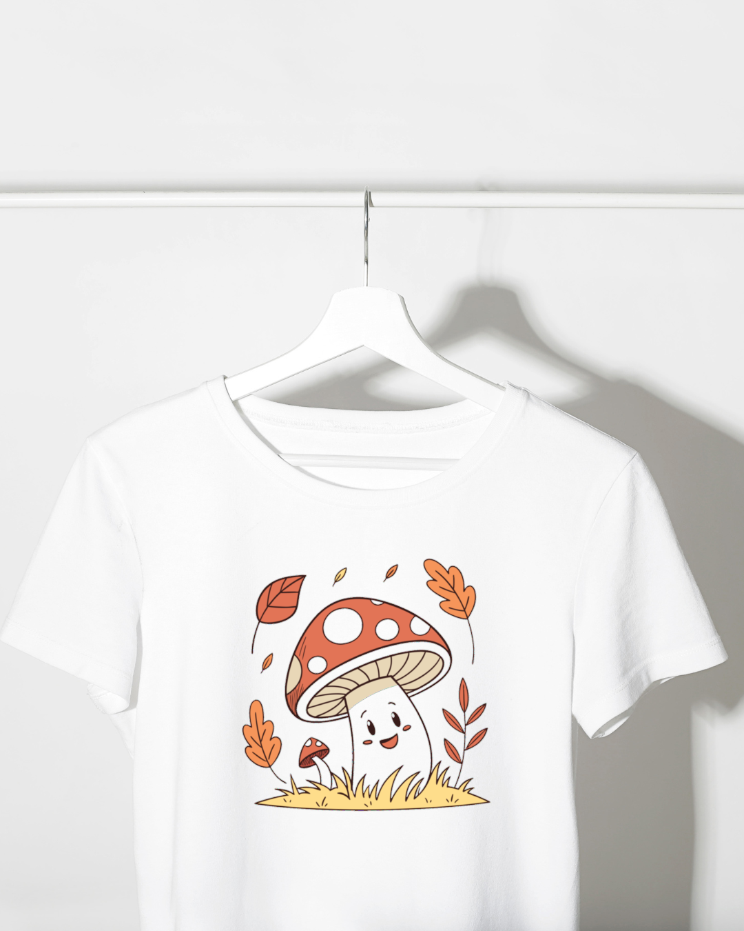 T-shirt avec un dessin de champignon joyeux automnal sur fond naturel et épuré