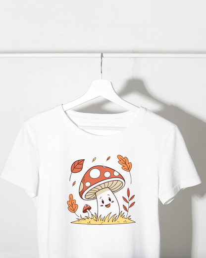T-shirt avec un dessin de champignon joyeux automnal sur fond naturel et épuré