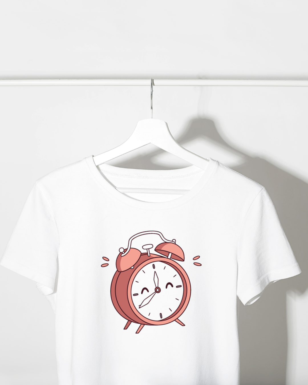 T-shirt couleur pastel avec réveil cartoon souriant, style mignon et ludique