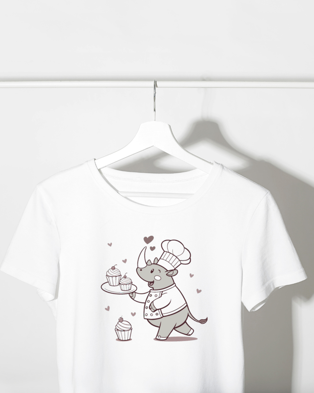 T-shirt tendance avec rhinocéros cuisinier en style cartoon sur thème gourmand