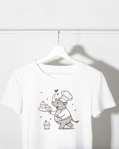 T-shirt tendance avec rhinocéros cuisinier en style cartoon sur thème gourmand