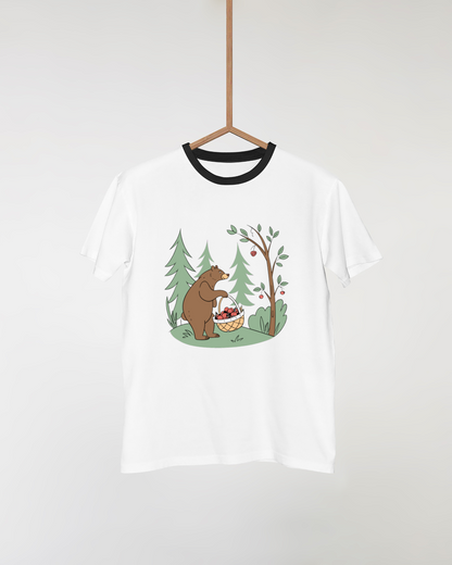 T-shirt avec ours en style vectoriel doux dans une forêt magique