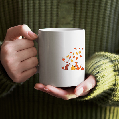 Mug avec renards espiègles cachés sous des feuilles d'automne, style ludique