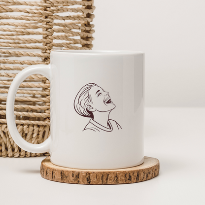 Un mug décoré avec un dessin d'enfant riant dans un style monochrome charmant