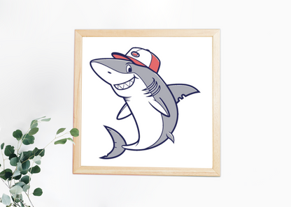 Cadre à thème marin avec un dessin de requin souriant portant une casquette détendue