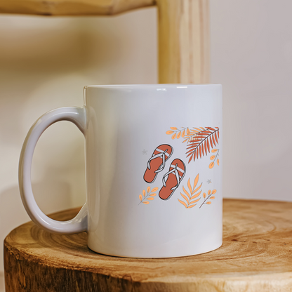 Mockup de mug aux motifs de tongs tropicales ambiance exotique d'été