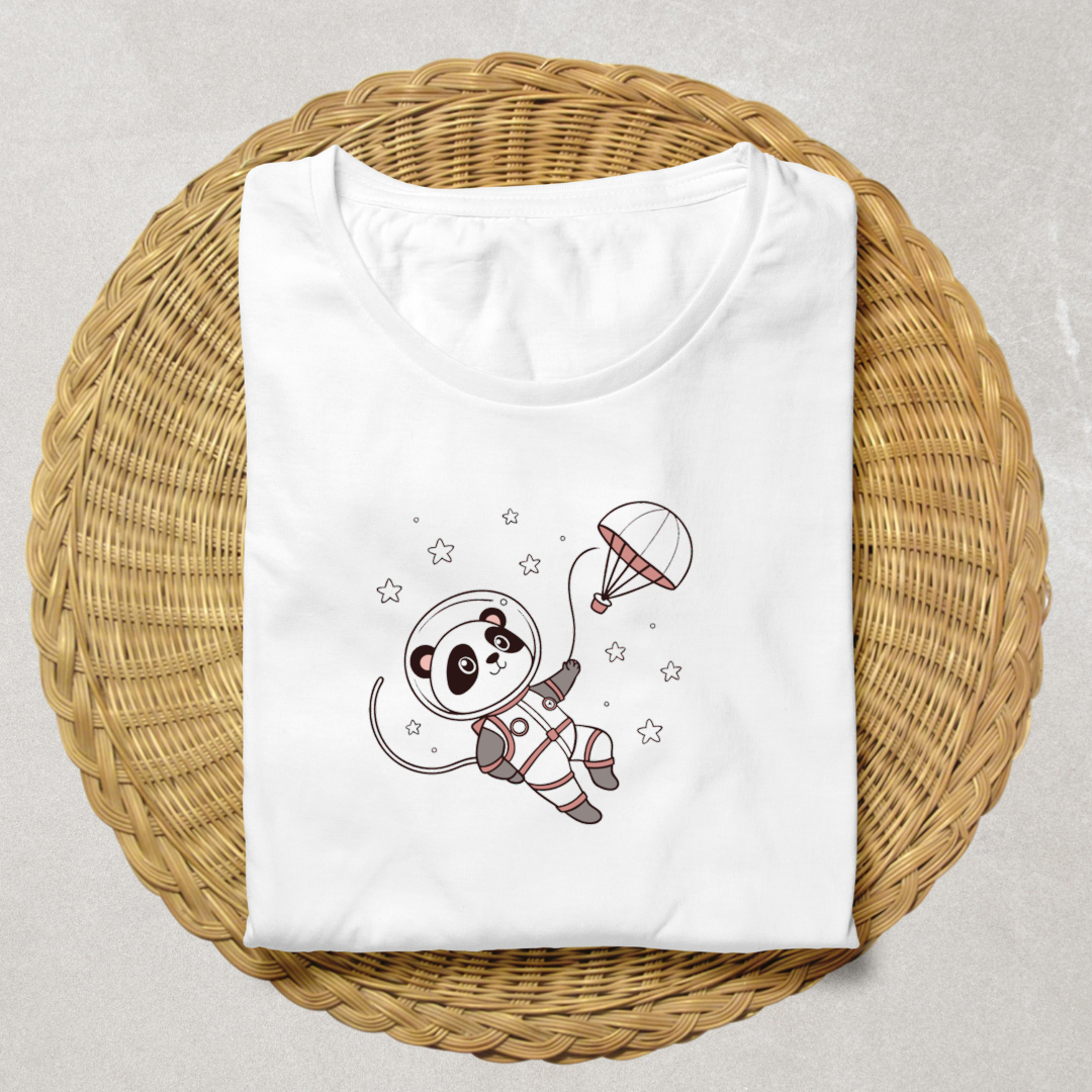 T-shirt avec panda astronaute en style minimaliste sur fond étoilé et espace enchanté