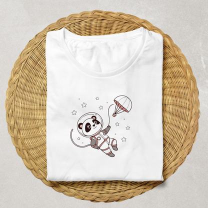 T-shirt avec panda astronaute en style minimaliste sur fond étoilé et espace enchanté