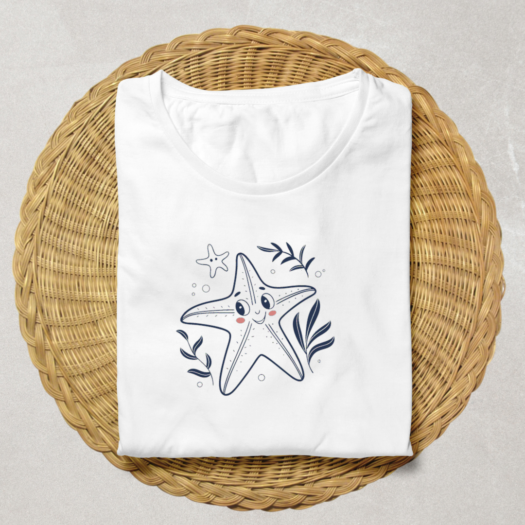 T-shirt blanc avec une étoile de mer joyeuse style doodle sur fond océanique