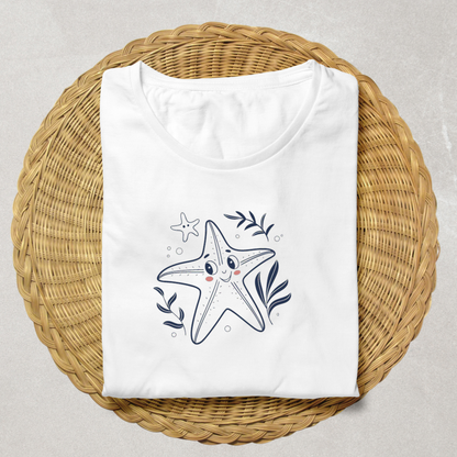 T-shirt blanc avec une étoile de mer joyeuse style doodle sur fond océanique