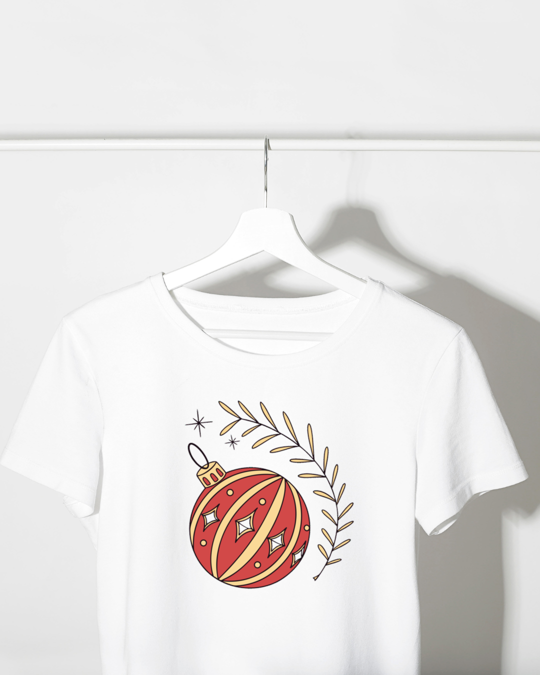 T-shirt avec boule de Noël brillante sur fond festif parfait pour l'hiver