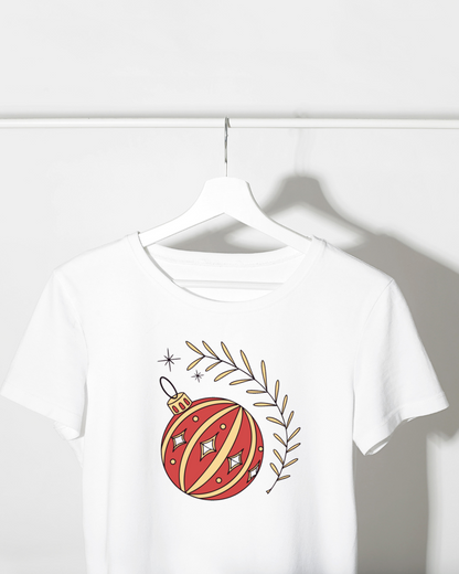 T-shirt avec boule de Noël brillante sur fond festif parfait pour l'hiver