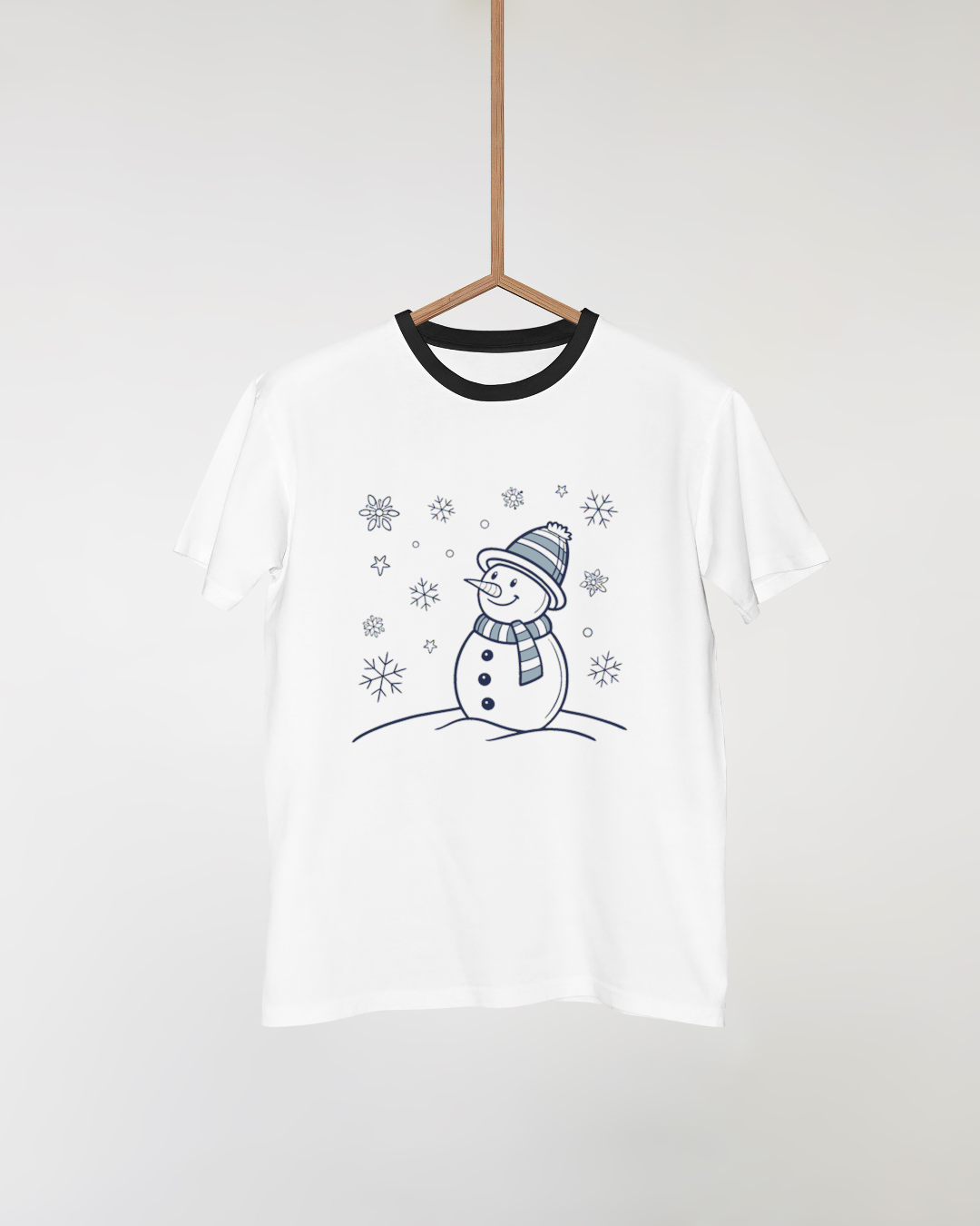 T-shirt hivernal avec un bonhomme de neige joyeux en style doodle