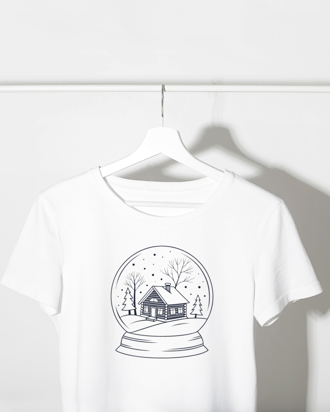 T-shirt avec design chalet enneigé en ligne claire pour une ambiance hivernale