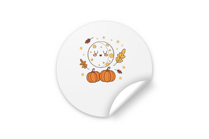 Sticker kawaii affichant une lune endormie entourée de citrouilles en thème automne