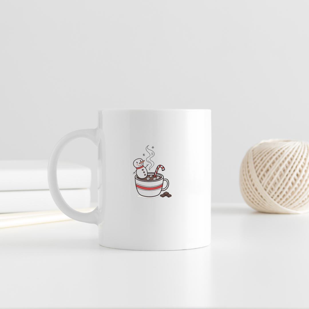 Mug festif avec un bonhomme de neige flottant dans du chocolat chaud