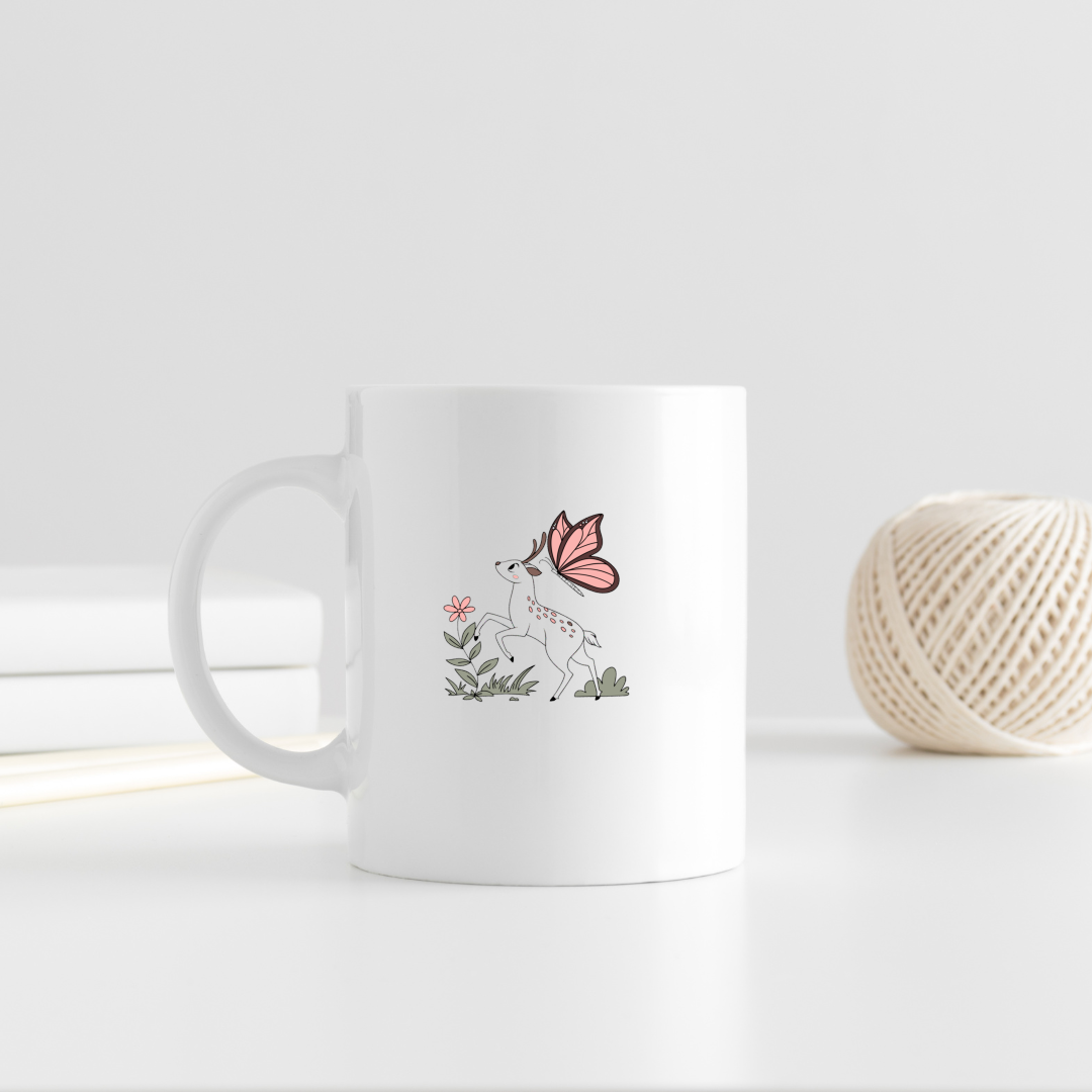 Mug décoré d'un faon pastel avec papillon dans un style nature douce