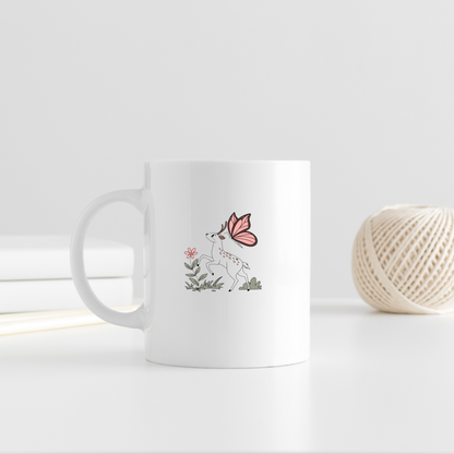 Mug décoré d'un faon pastel avec papillon dans un style nature douce