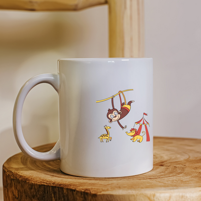 Mug avec singe acrobatique dans un décor de cirque style safari vibrante