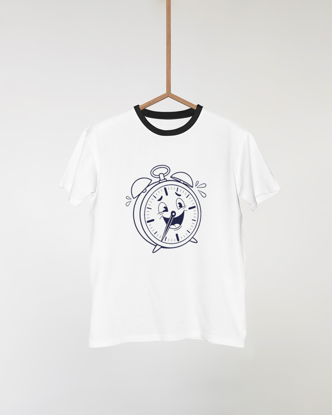 T-shirt gaiement orné d'un réveil cartoon animé dans une mise en scène ludique
