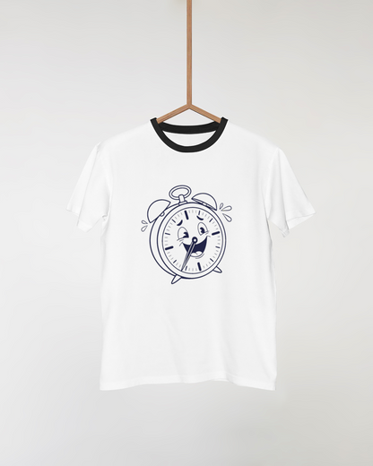 T-shirt gaiement orné d'un réveil cartoon animé dans une mise en scène ludique