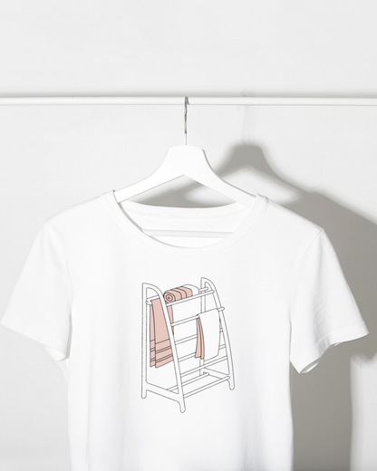 T-shirt moderne avec motif échelle minimaliste style salle de bain en vectoriel