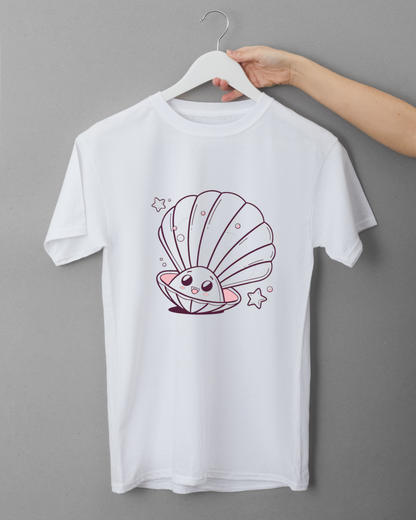 T-shirt décoré d'un coquillage kawaii souriant dans un style marin adorable