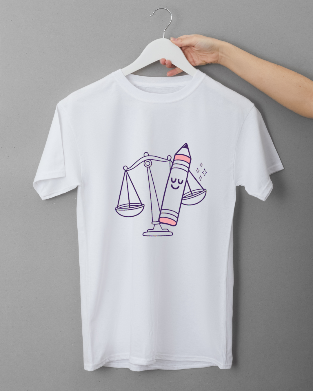 T-shirt décoratif avec motif de crayon et balance créatif, fond neutre et épuré
