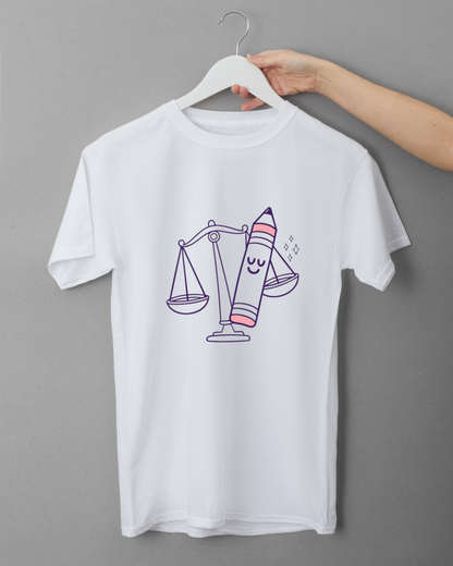 T-shirt décoratif avec motif de crayon et balance créatif, fond neutre et épuré