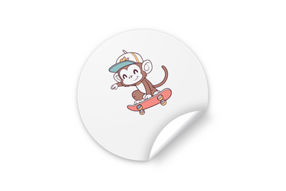 Sticker urbain vif montrant un singe skateur enjoué style cartoon, idéal pour skateboards