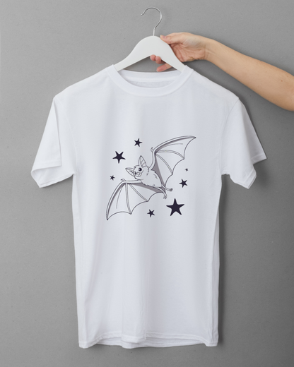 T-shirt avec une chauve-souris pétillante, vol dans un ciel étoilé élégant