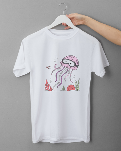 T-shirt montrant une méduse aventurière dans un style cartoon marin
