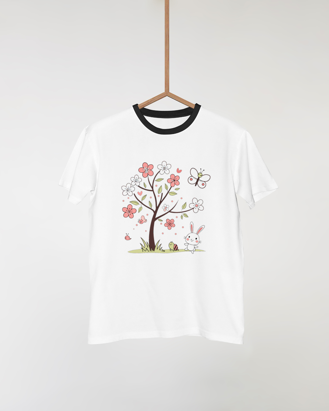 T-shirt avec motif digital d'un lapin joueur et éléments floraux doux