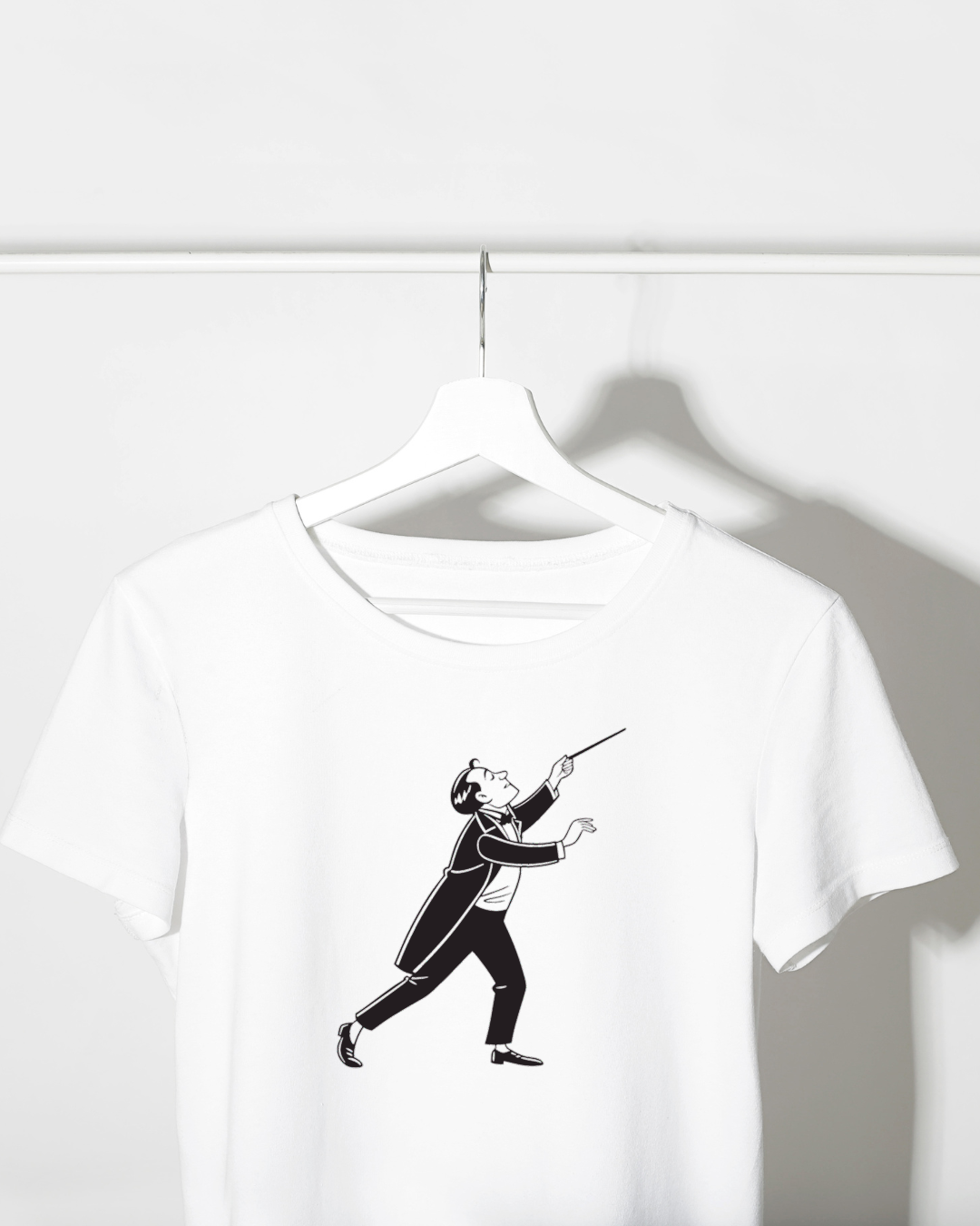 T-shirt orné d'un élégant chef d'orchestre dans un style classique et dynamique