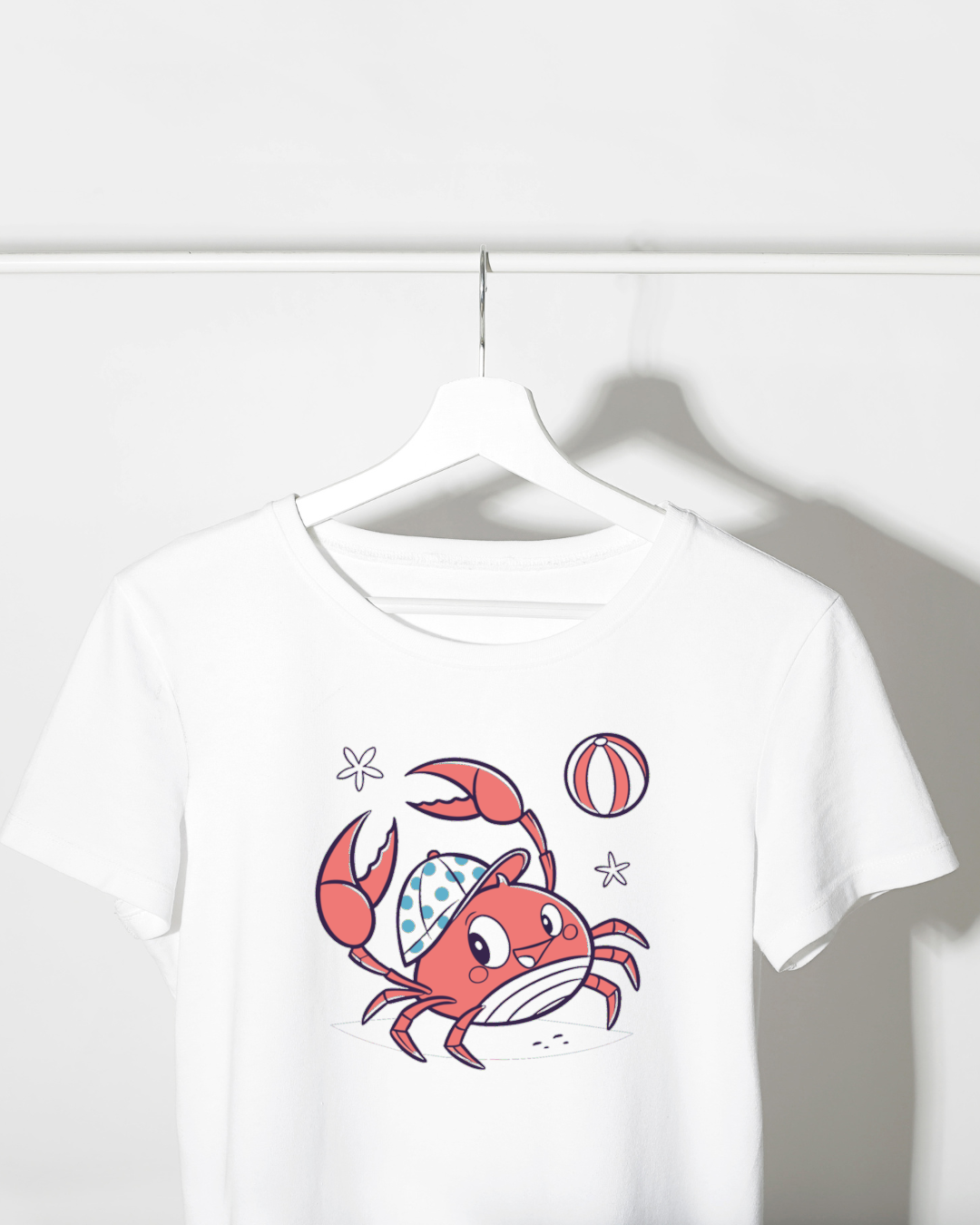 T-shirt avec crabe cartoon joyeux sur plage d'été colorée