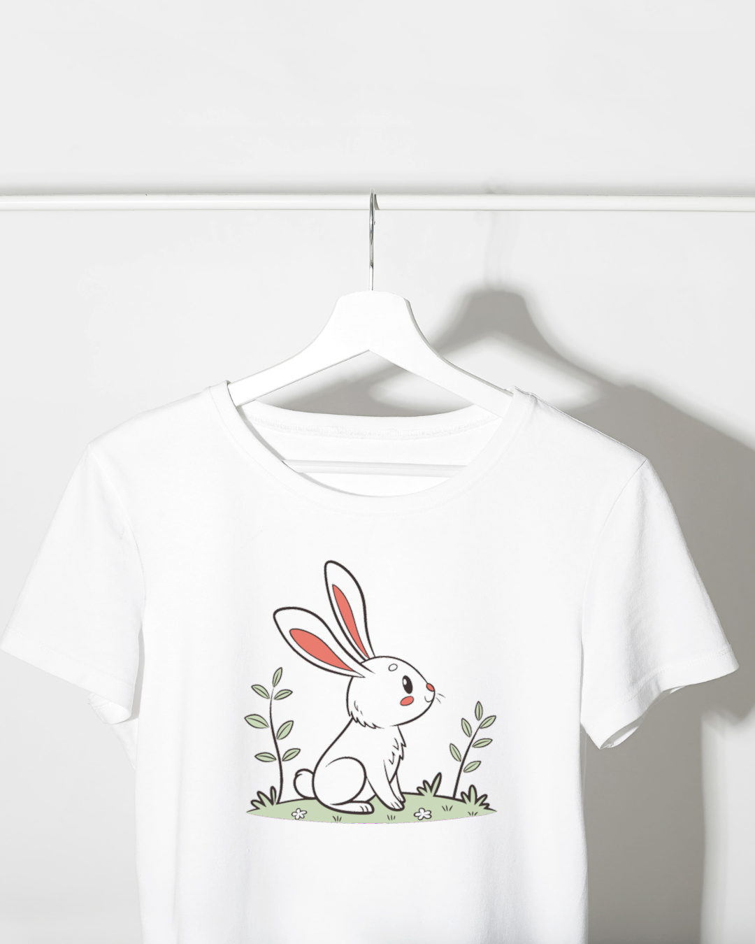 T-shirt avec dessin pastel de lapin curieux dans un jardin enchanteur