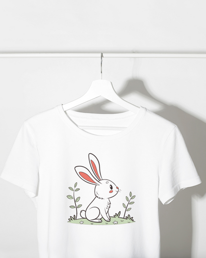 T-shirt avec dessin pastel de lapin curieux dans un jardin enchanteur