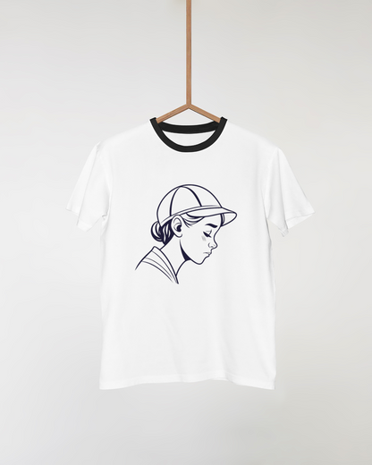 T-shirt blanc minimaliste avec jeune fille pensive ajoutant une touche d'élégance