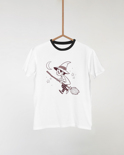 T-shirt avec décor de petit sorcier volant sur fond Halloween éblouissant