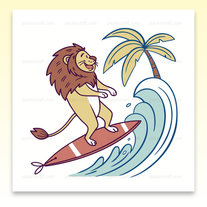 Lion enjoué sur une planche de surf sous un palmier, adapté pour stickers et décos.