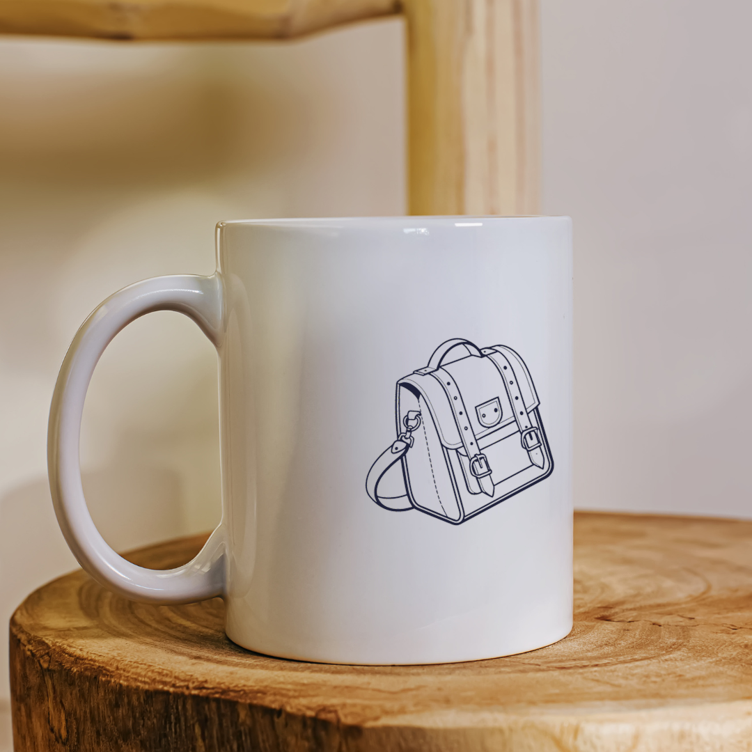 Mug blanc avec une icône rétro de cartable minimaliste style école