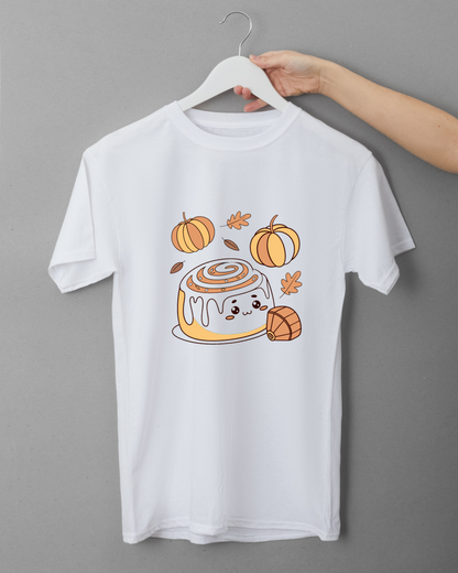 T-shirt avec design pastel automnal montrant un rouleau à la cannelle joyeux