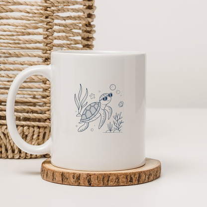 Design élégant de mug avec tortue stylisée et aventure aquatique