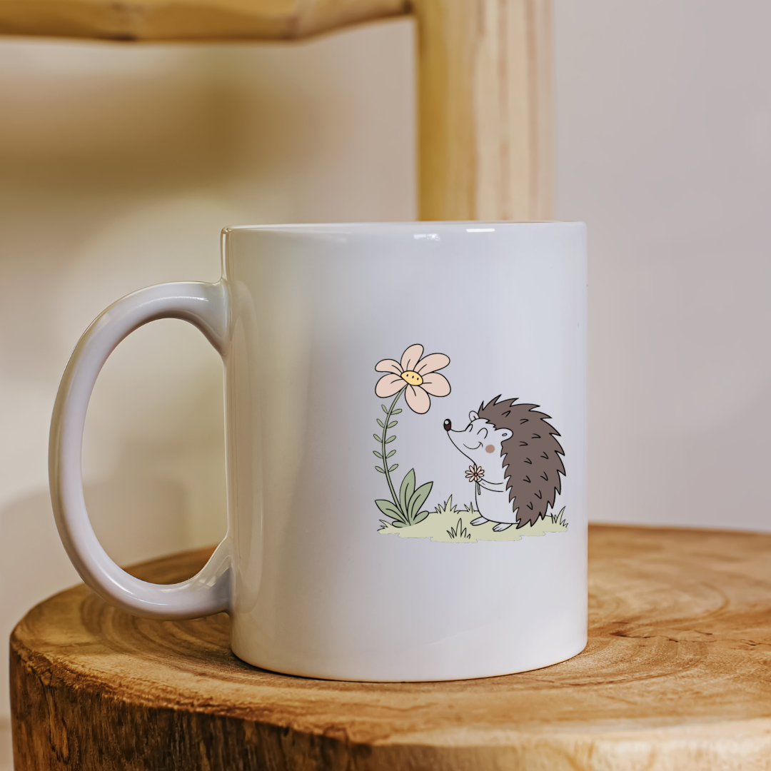 Mug décoré d'un hérisson souriant aux couleurs pastel dans un thème forestier