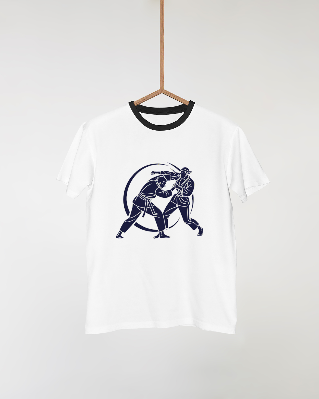 T-shirt avec motif dynamique de karatekas en pleine action énergique