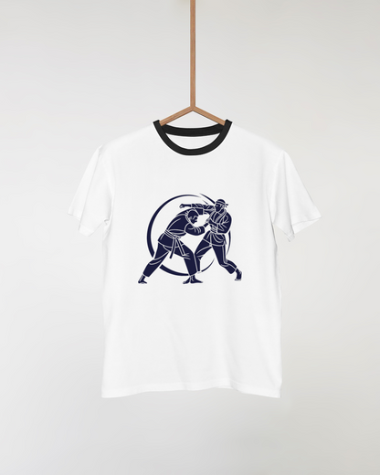 T-shirt avec motif dynamique de karatekas en pleine action énergique
