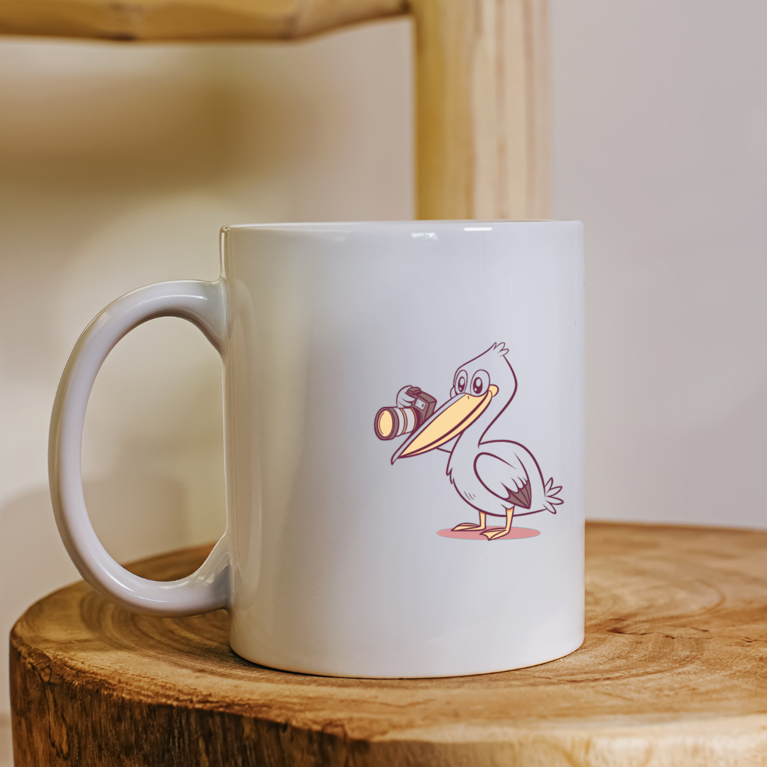 Mug style cartoonesque avec pélican photographe sourire ludique et créatif