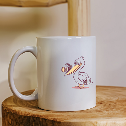 Mug style cartoonesque avec pélican photographe sourire ludique et créatif